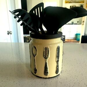 Utensil holder with utensils